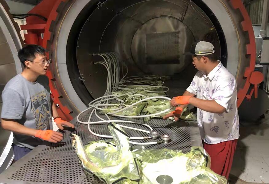 熱壓罐使用現(xiàn)場.jpg